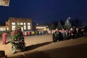 Новогодняя ёлка зажглась для начальной школы!